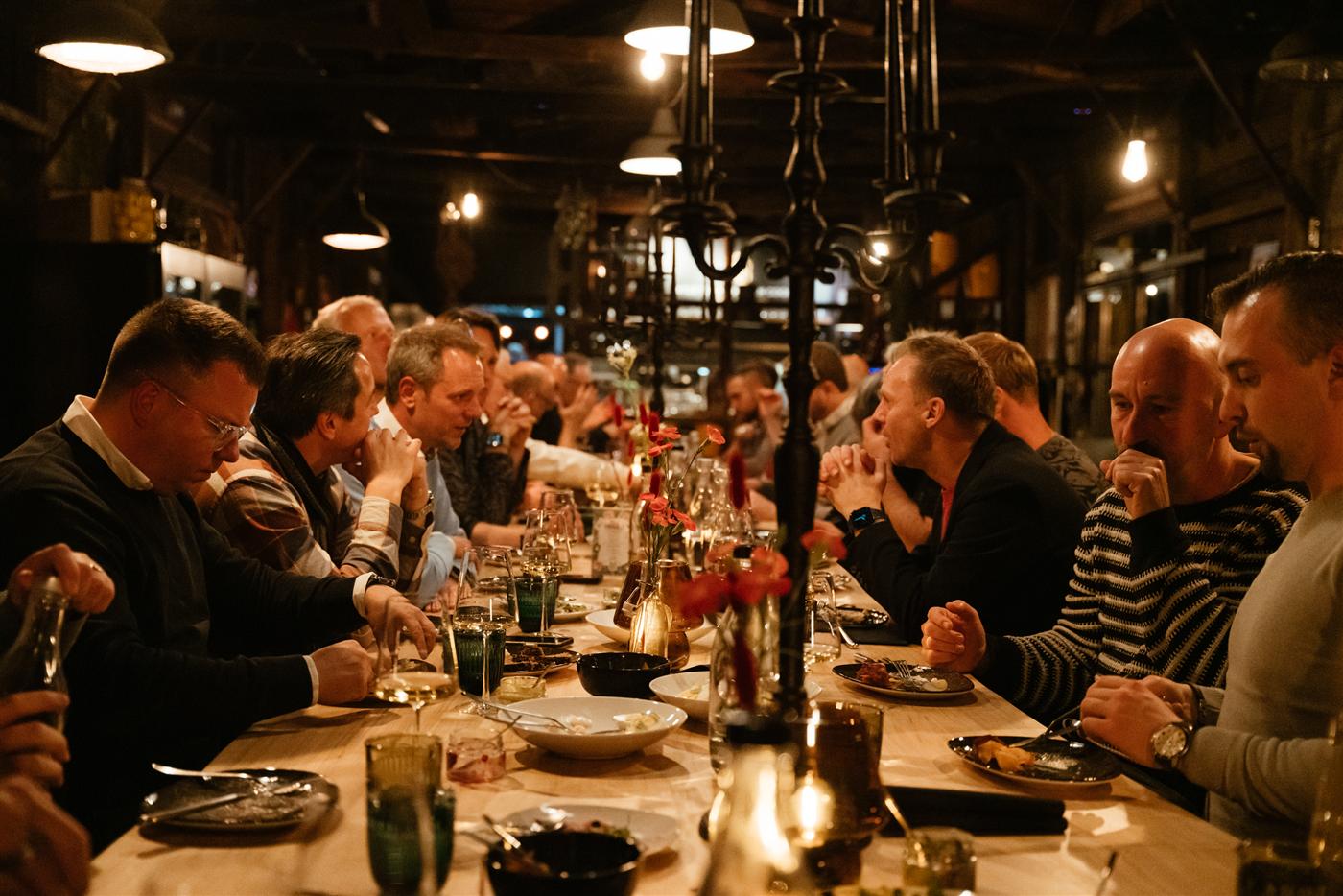 Gemeinsames Abendessen an einer langen Tafel im HVH Camp