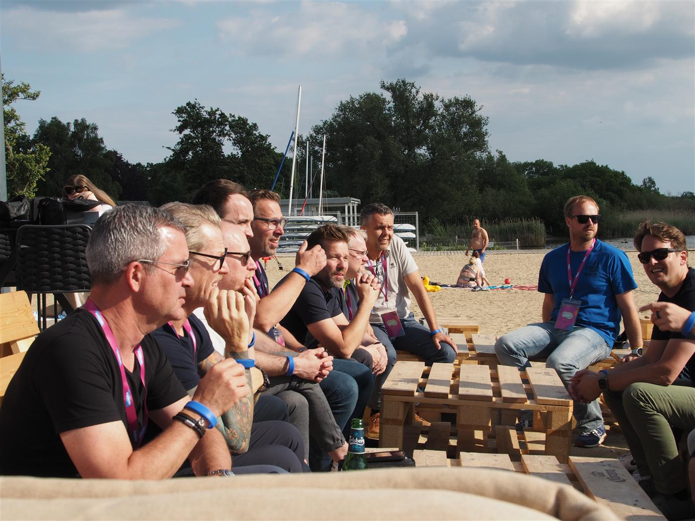 Handelsvertreter im Gespräch am Seeufer im HVH Camp
