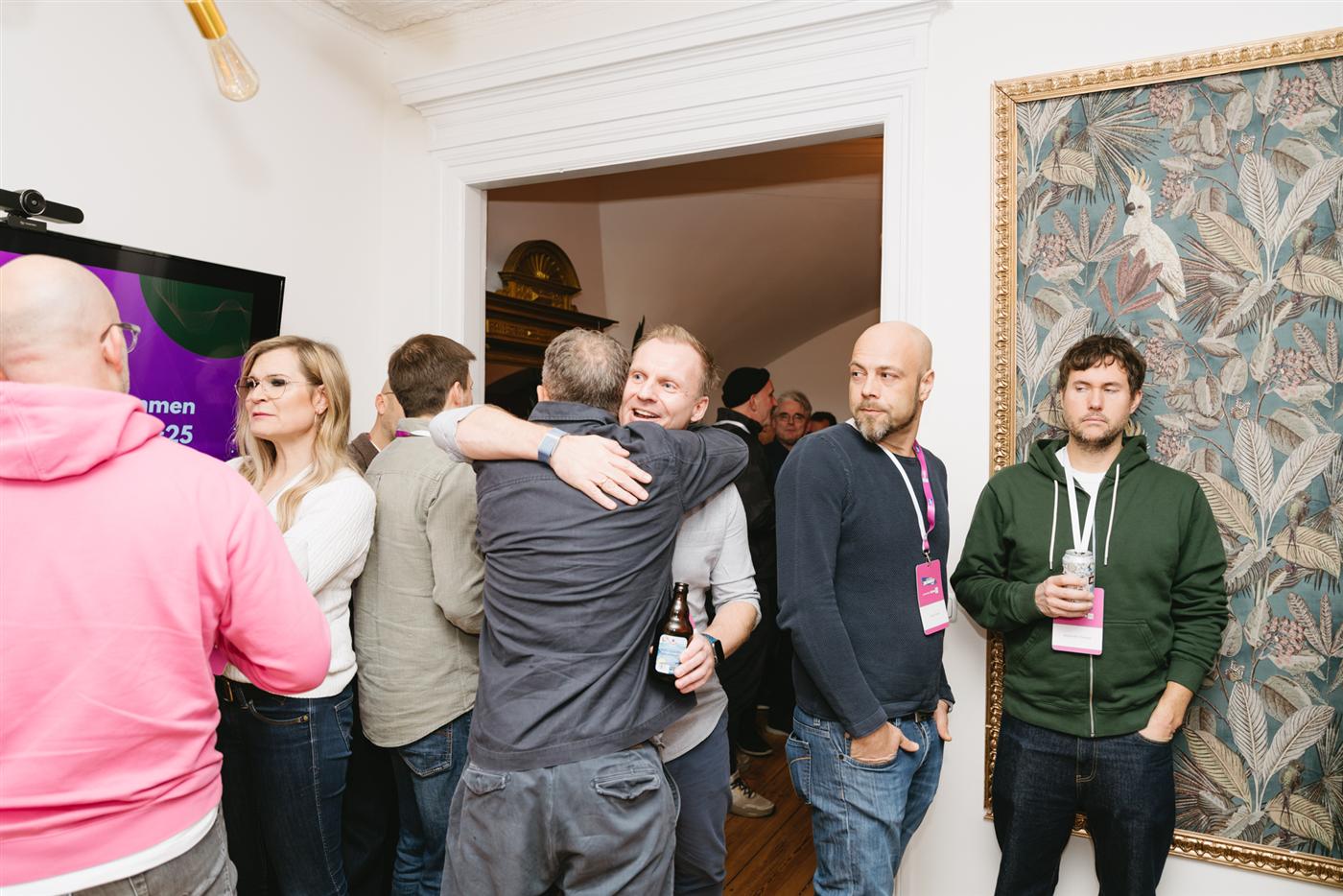 Herzliche Begrüßung zweier Teilnehmer beim HVH Summit